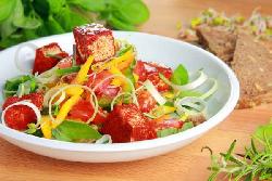 Sałatka paprykowa z kostkami tofu Sałatka paprykowa z kostkami tofu