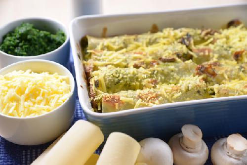 Cannelloni nadziewane szpinakiem, zapiekane z serem żółtym Cannelloni nadziewane szpinakiem, zapiekane z serem żółtym