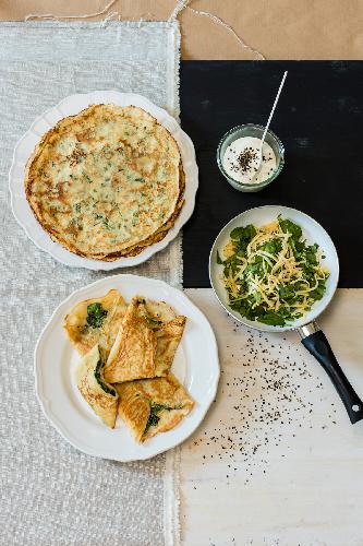 Naleniki ze szpinakiem, serem tym i sosem serowo - mietanowym